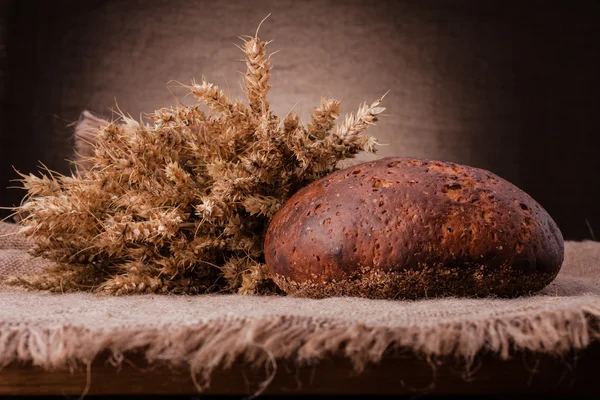 一斤のパンと小麦の耳 — ストック写真