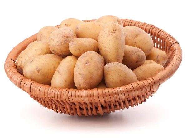 Картофельные клубни в плетеной корзине — стоковое фото