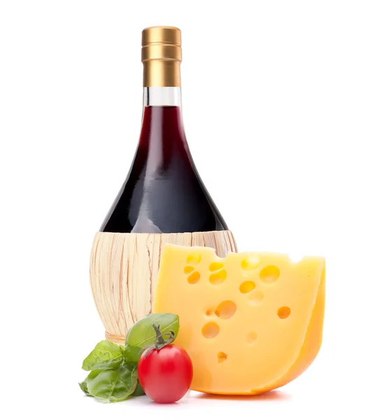 Garrafa de vinho tinto, queijo e tomate ainda vida — Fotografia de Stock