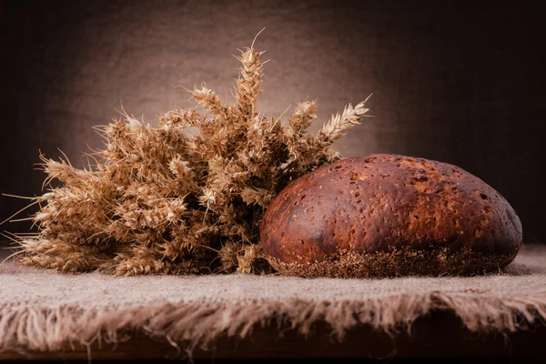 Hoja de pan y orejas de centeno bodegón — Foto de Stock