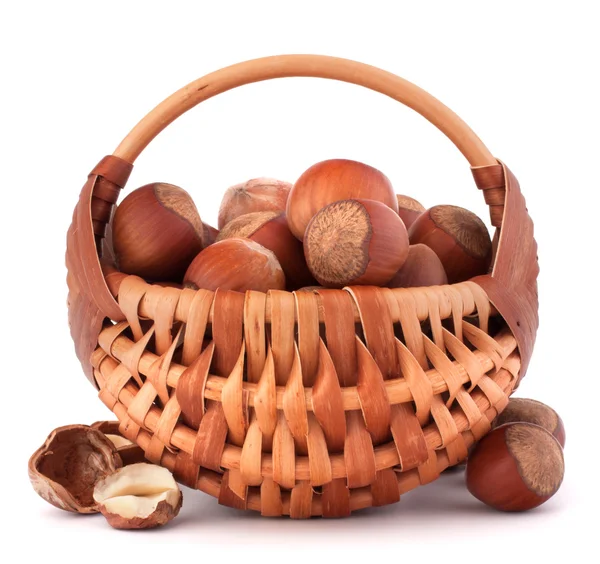 Lískové ořechy v proutěném koši — Stock fotografie