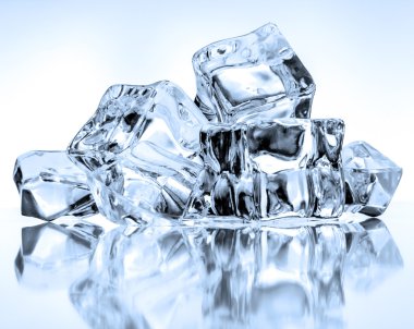 mavi arkaplanda buz küpleri  