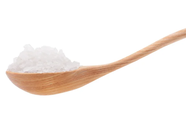 Минеральная соль в деревянной ложке на белом фоне — стоковое фото