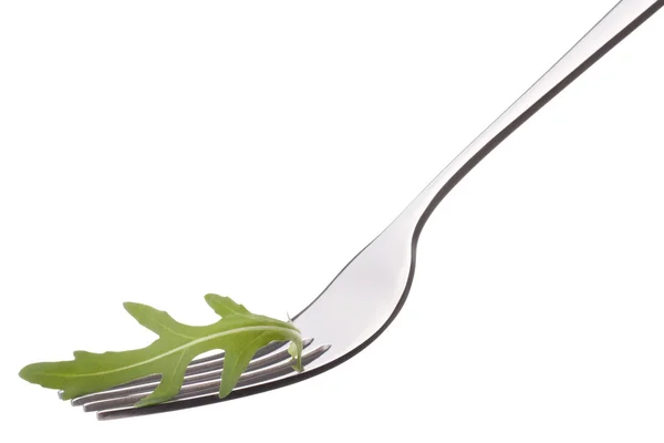 Salada de rúcula fresca em garfo isolada em recorte de fundo branco . — Fotografia de Stock