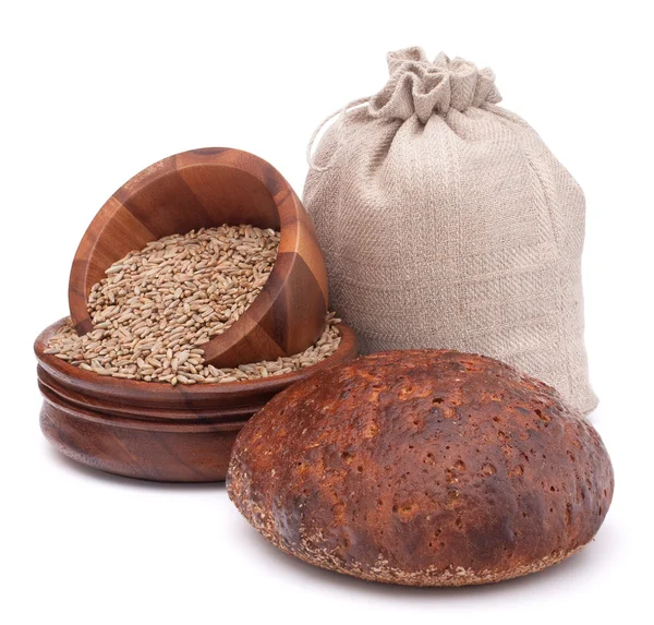 Хлеб, мешок с мукой и зерно на белом фоне — стоковое фото