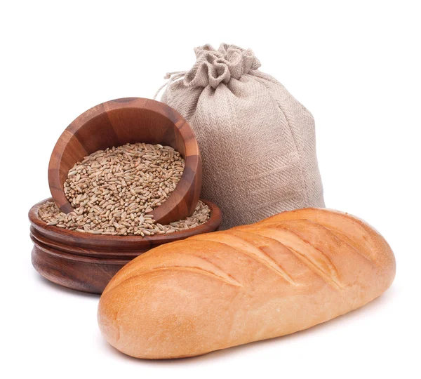 パン、小麦粉の袋、白い背景の切り欠きに分離された穀物 — ストック写真