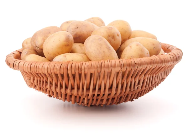 Картофельные клубни в плетеной корзине изолированы на белом фоне — стоковое фото
