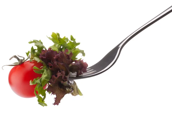 Salada fresca e tomate cereja em garfo isolado no fundo branco — Fotografia de Stock