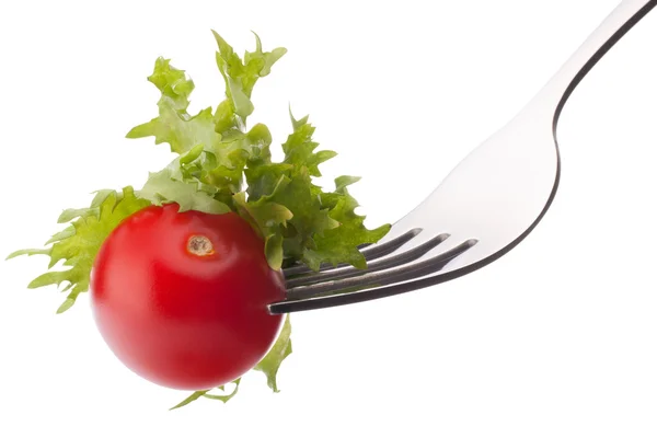 Salada fresca e tomate cereja em garfo isolado no fundo branco — Fotografia de Stock