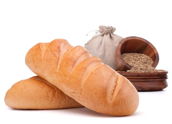 Pão, saco de farinha e grãos isolados no recorte de fundo branco — Fotografia de Stock