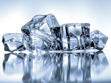 mavi arkaplanda buz küpleri  