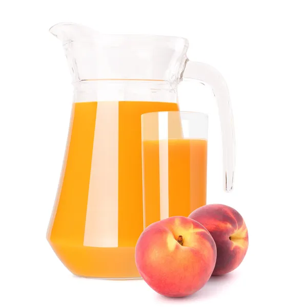 Персиковый сок в стеклянном кувшине — стоковое фото