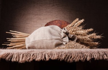 kulaklar, ekmek ve un çuval