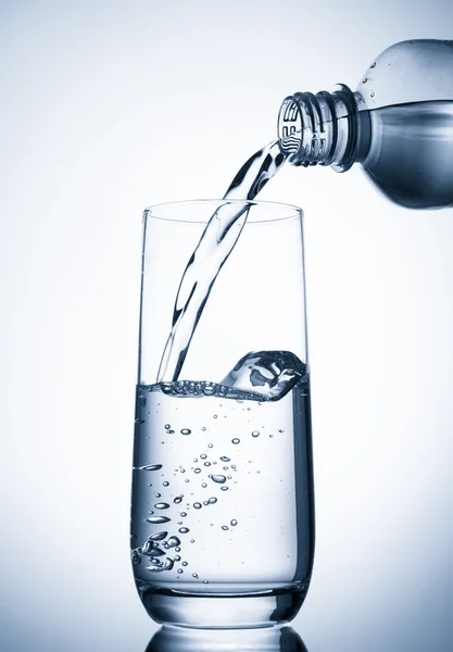 Wasser ins Glas gießen — Stockfoto