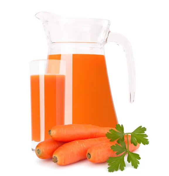 Jus de carotte dans une cruche en verre — Photo