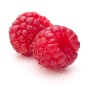 Beyaz arka plan üzerinde kesme izole tatlı ahududu