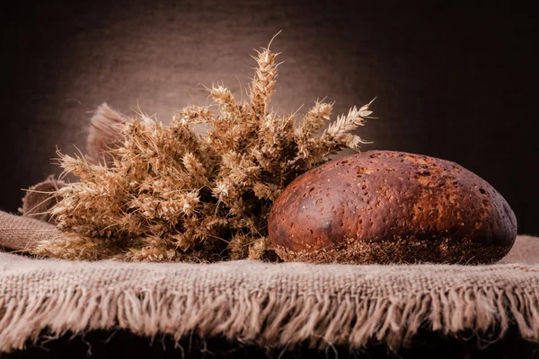 Hoja de pan y orejas de centeno bodegón — Foto de Stock