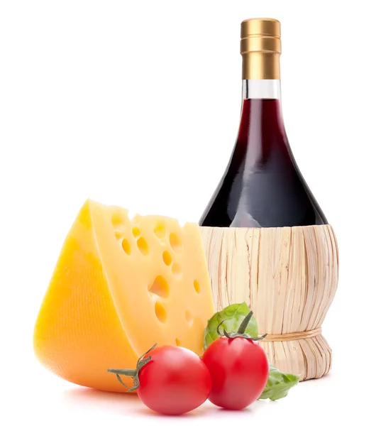 Bottiglia di vino rosso, formaggio e natura morta pomodoro — Foto Stock