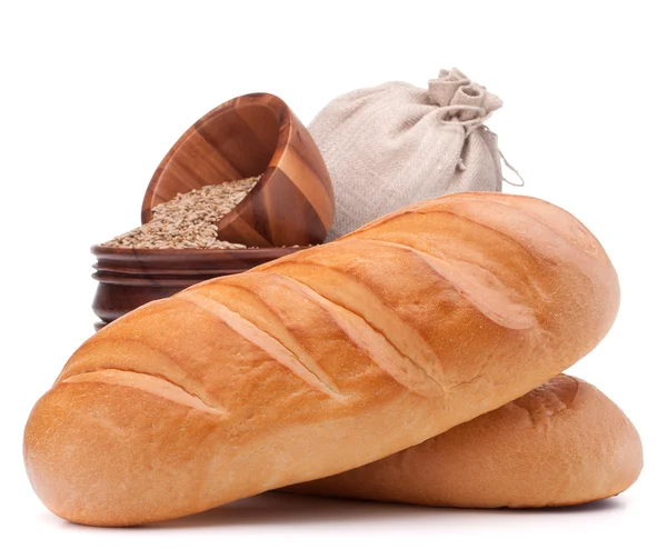 Хлеб, мешок с мукой и зерно на белом фоне — стоковое фото