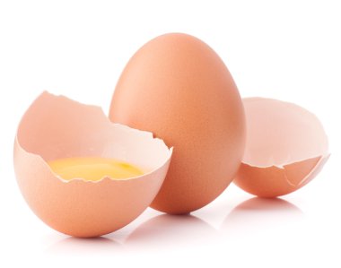 Beyaz arka plan üzerinde kesme izole yumurta kırma 