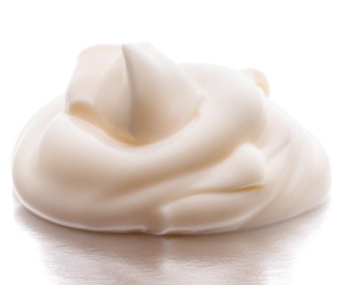 Beyaz arka plan üzerinde kesme izole mayonez girdap 