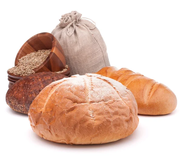 Pão, saco de farinha e grãos isolados no recorte de fundo branco — Fotografia de Stock