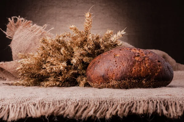 Hoja de pan y orejas de centeno bodegón — Foto de Stock