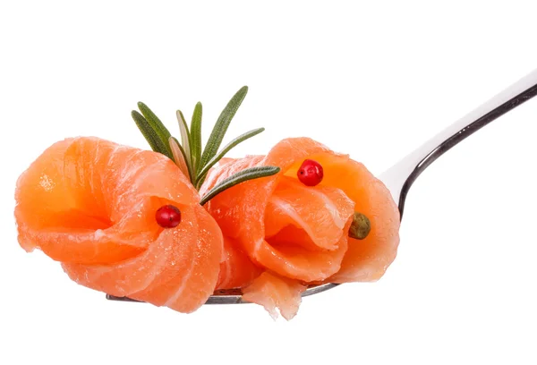 Peça de salmão em garfo isolado no recorte de fundo branco — Fotografia de Stock