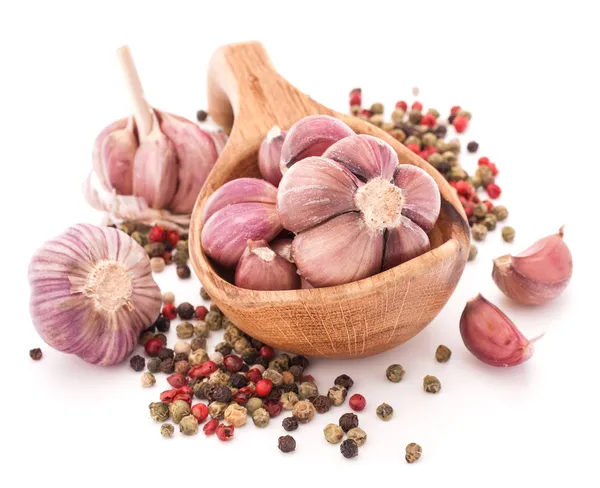 Garlic cloves in wooden bowl — Stock Photo, Image