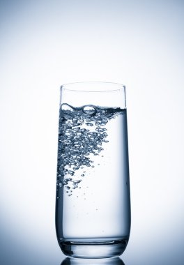 Mavi arkaplanda su bardağı