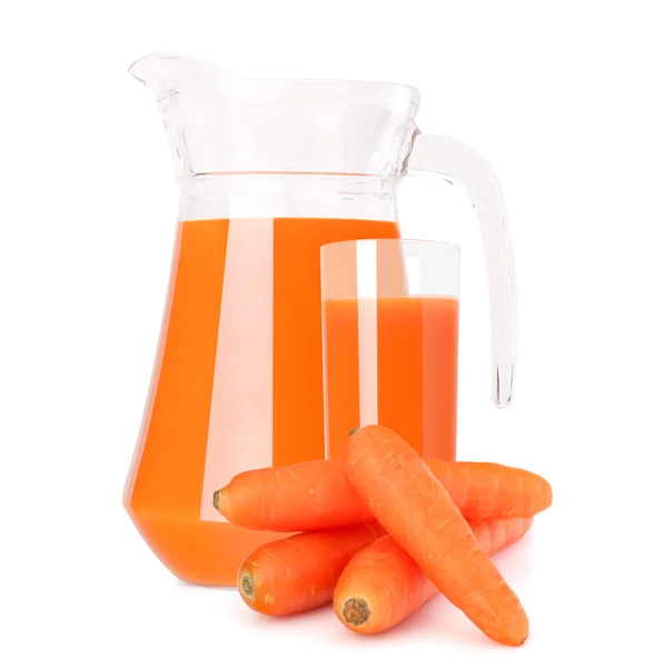 Морковный овощной сок в стеклянном кувшине — стоковое фото