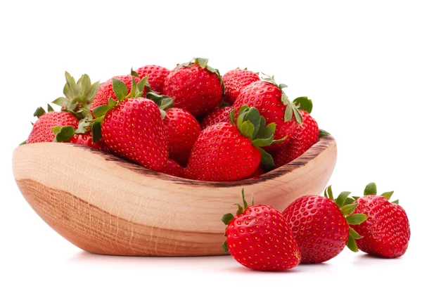 Erdbeeren im hölzernen Schüsselausschnitt — Stockfoto