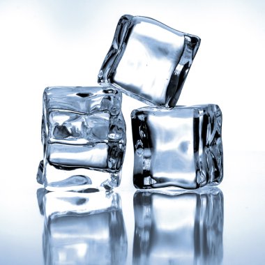 mavi arkaplanda buz küpleri  