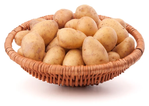 Картофельные клубни в плетеной корзине изолированы на белом фоне — стоковое фото