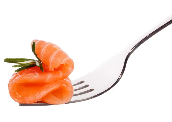 Peça de salmão em garfo isolado no recorte de fundo branco — Fotografia de Stock