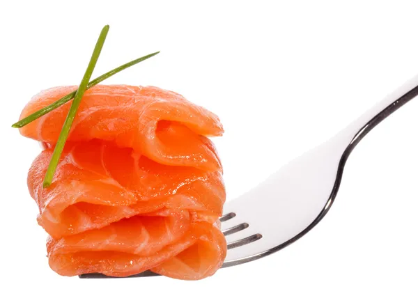 Pieza de salmón sobre tenedor aislado sobre fondo blanco recorte —  Fotos de Stock