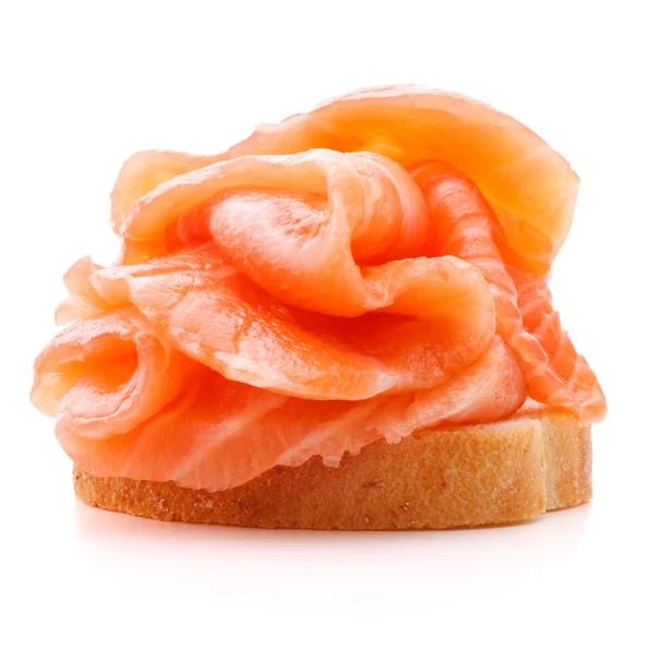 Сэндвич или канапе с лососем на белом фоне — стоковое фото