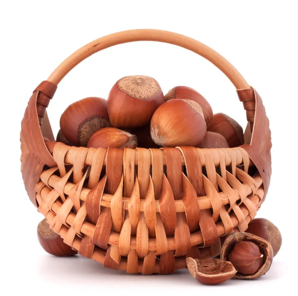 Орешки в плетеной корзине — стоковое фото