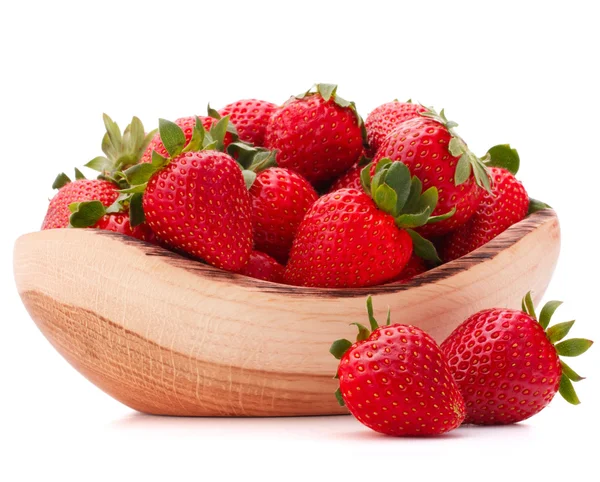 草莓在木碗里 — 图库照片
