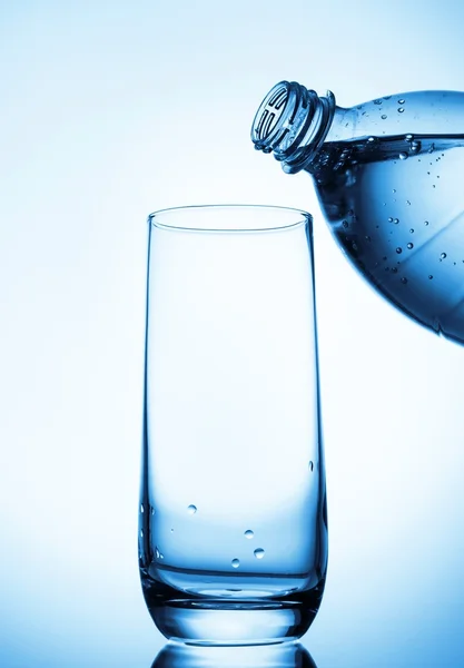 Wasser ins Glas gießen — Stockfoto