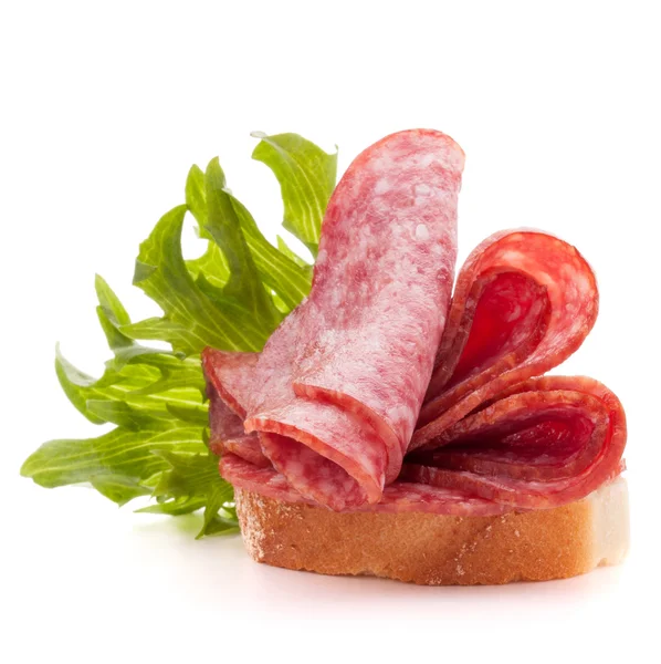 Бутерброд з салямі ковбасою — стокове фото
