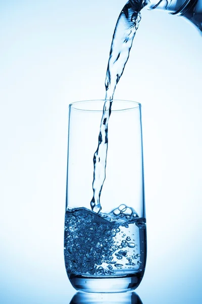 Air yang mengalir ke kaca — Stok Foto