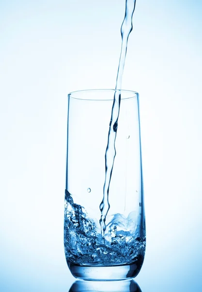 Wasser in Glas gegossen — Stockfoto