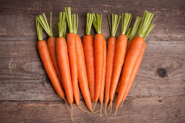 Ramo de zanahorias frescas —  Fotos de Stock