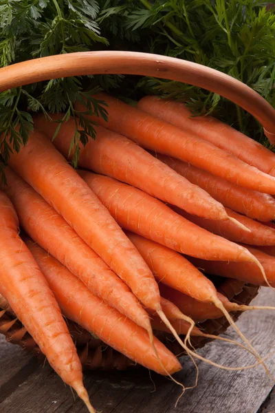 Φρέσκα καρότα σε ψάθινο καλάθι — Φωτογραφία Αρχείου