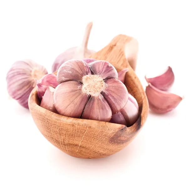 Garlic cloves in wooden bowl — Stock Photo, Image