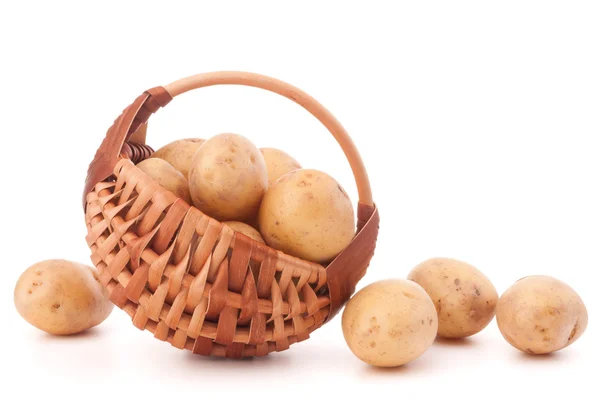Картофельные клубни в плетеной корзине — стоковое фото