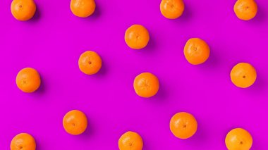 Leylak arka plan üzerinde taze portakal mandalina veya mandalina Meyve desen. Düz yatıyordu, üstten bak. Pop art tasarımı, yaratıcı yaz konsepti. Minimal tarzda narenciye.