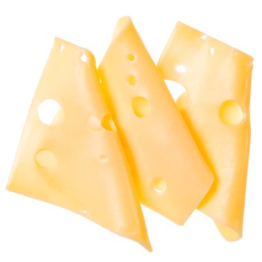 Beyaz arka planda izole edilmiş üç peynir dilimi. Üst te. Düz yatıyordu. Havada peynir dilimi, gölge olmadan.