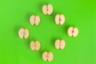 Yeşil arka plan üzerinde elma yarıya meyve deseni. Düz yatıyordu, üstten bak. Gıda arka plan ... Pop art tasarım, yaratıcı yaz konsepti.